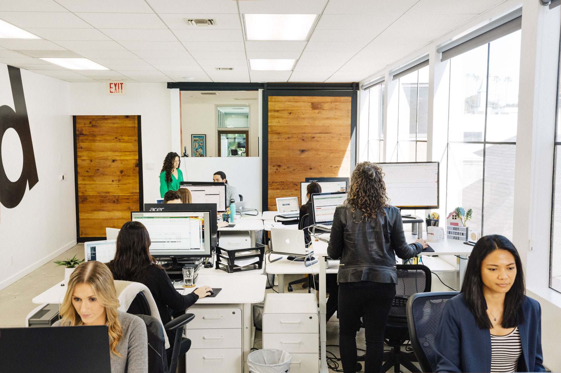 Mediakix_04_14_19_OFFICE_01_0994